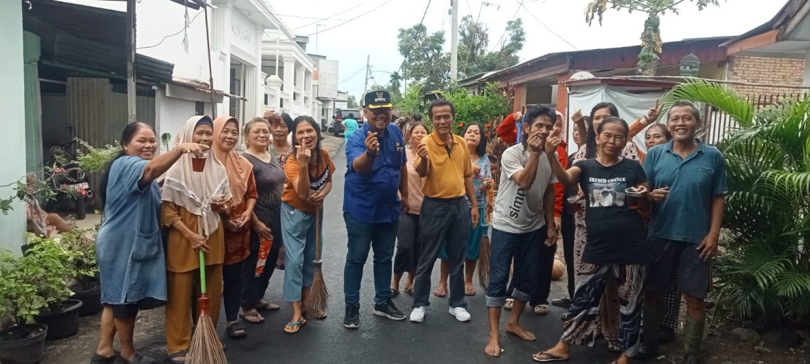Gotong Royong Warga Lingkungan II Tebing Tinggi Lama Bersihkan Drainase