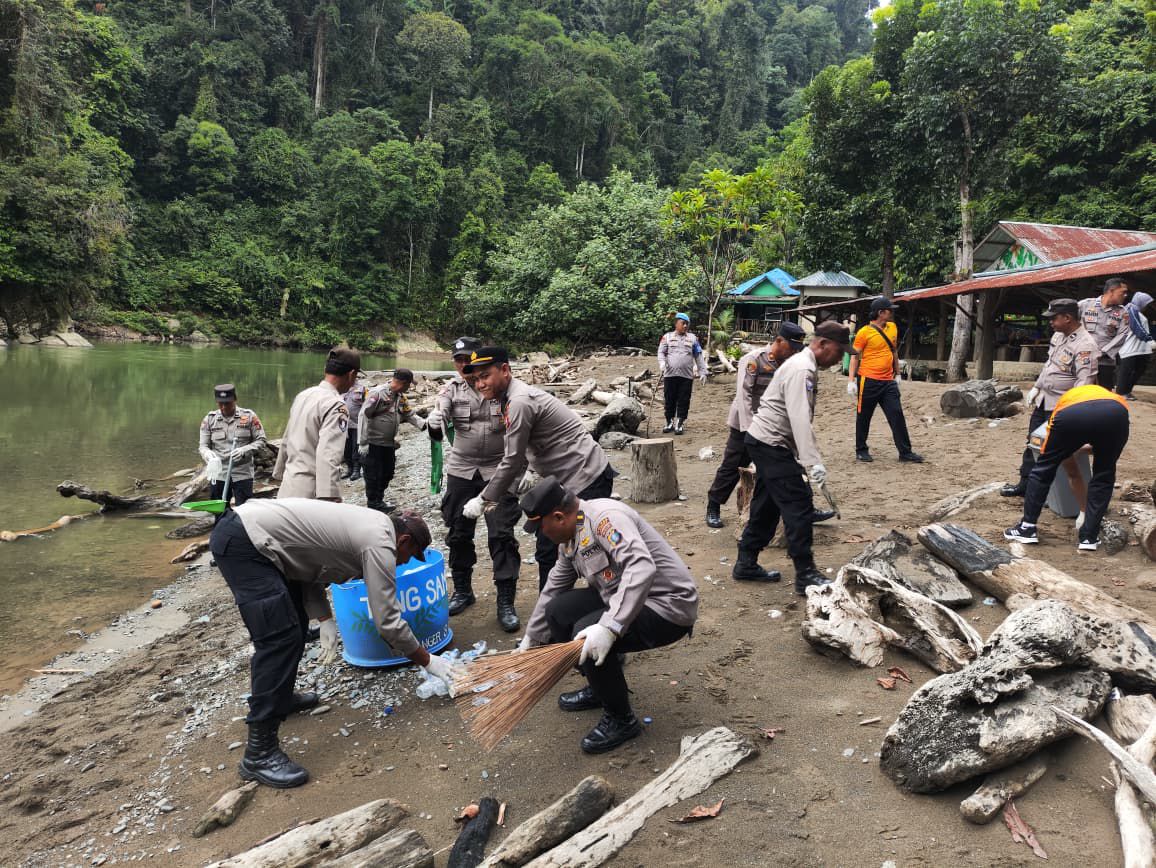 Polsek Padang Tualang Gotong Royong Bersihkan Ekowisata Tangkahan, Warga Apresiasi Kepedulian Polri.