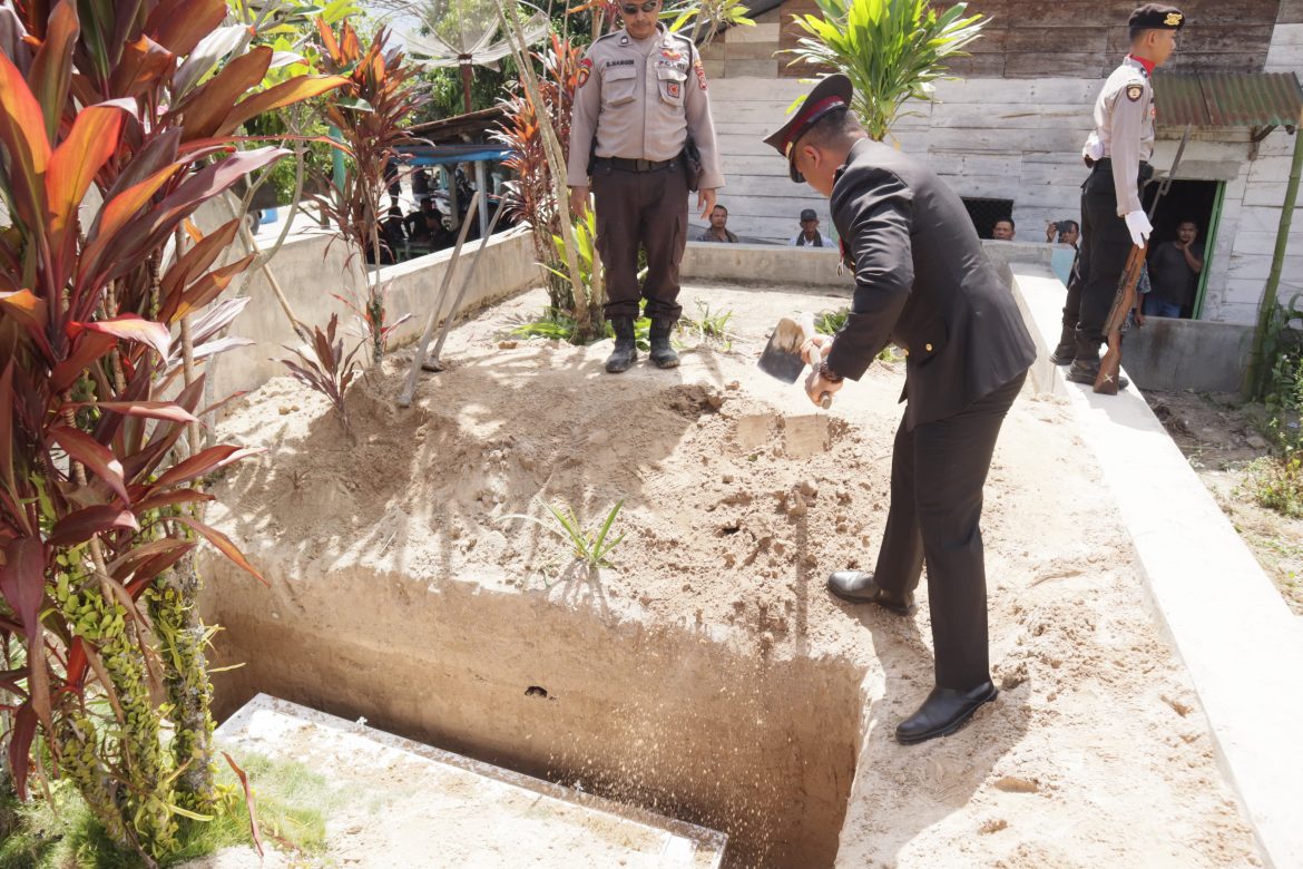 Kapolres Toba Pimpin Upacara Pemakaman Purnawirawan Polri, Kolonel Polisi St. Maruddin Marpaung, BcHK