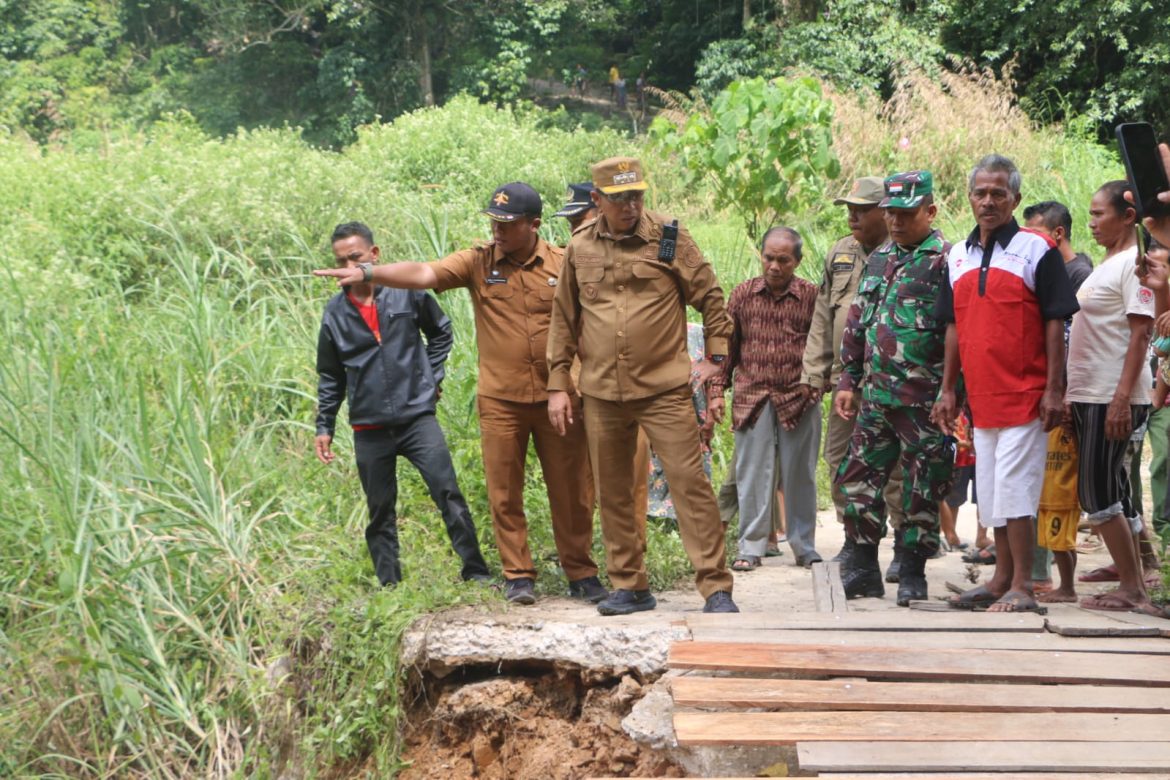 ‎Respons Cepat Bupati Tapanuli Utara, Tinjau Jembatan Putus dan Temui Warga Garoga