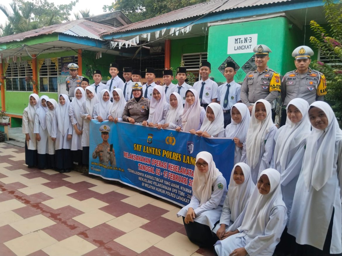 Sat Lantas Polres Langkat “Goes to School” di MTsN 3 Langkat, Bangun Budaya Tertib Berlalu Lintas Sejak Dini.