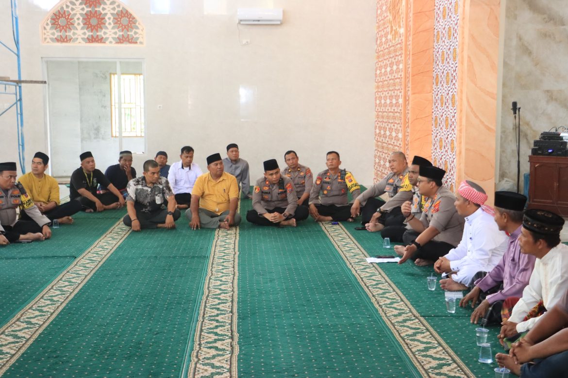 Kapolres Langkat Gelar Program Jumat Curhat di Masjid Raya Naman Jahe.