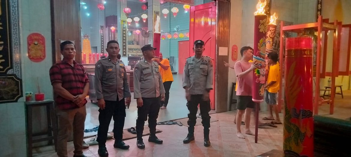 Polsek Tanjung Pura Amankan Perayaan Imlek 2577, Ibadah Berjalan Aman dan Kondusif.