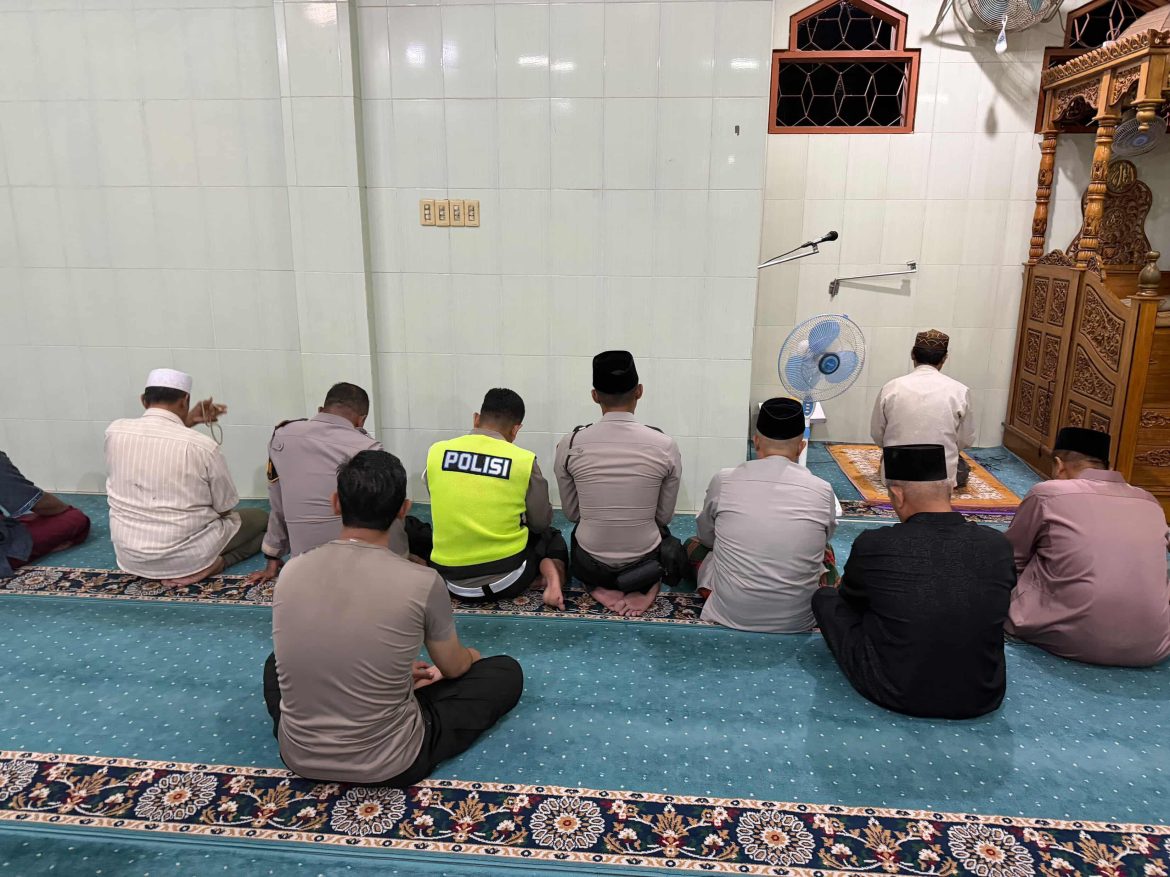 Polres Langkat Laksanakan Sholat Subuh Berjamaah Bersama Warga di Masjid Syuhada Stabat.