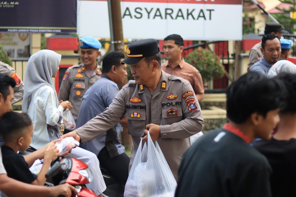 Polres Langkat Berbagi Takjil, Wujud Kepedulian di Bulan Suci Ramadha