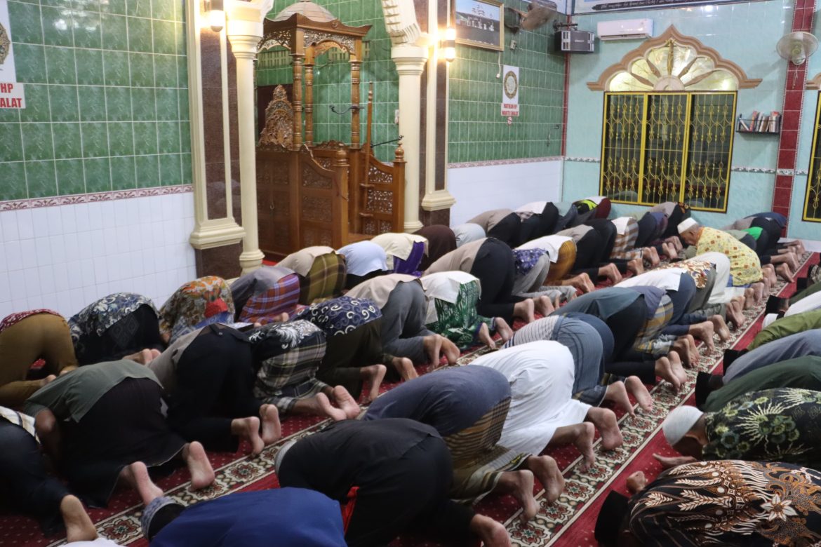 Safari Tarawih di Secanggang, Kehadiran Kapolres Langkat di Masjid Perkuat Silaturahmi dan Jamin Keamanan Ibadah.