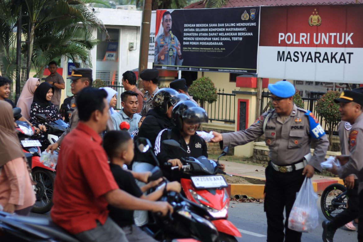 Hari Ketiga Ramadhan, Polres Langkat Kembali Berbagi Takjil kepada Masyarakat