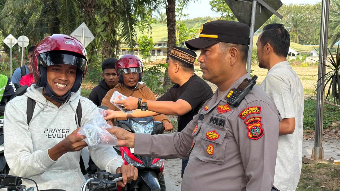 Hari Ke-4 Ramadhan, Polres Langkat Konsisten Berbagi Takjil untuk Masyarakat.