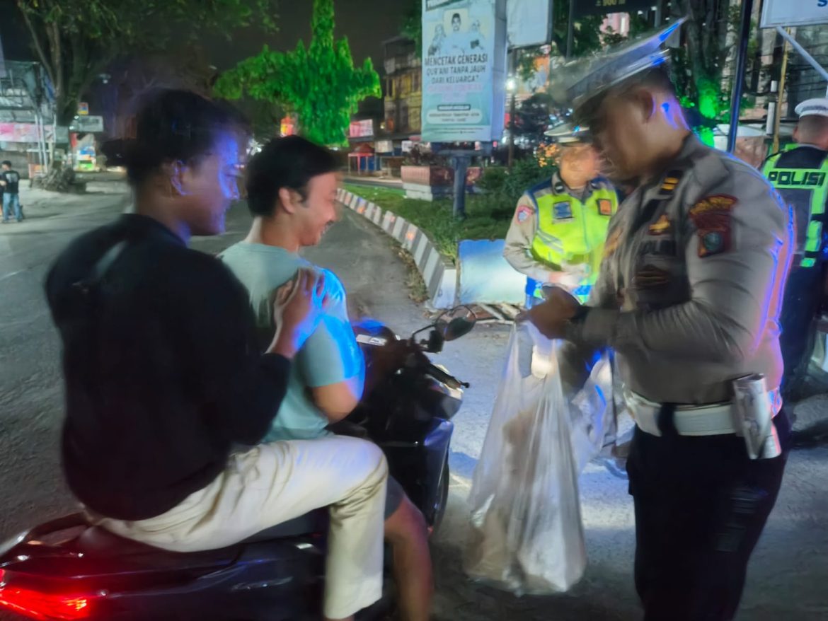 Hari Ke-5 Ramadhan, Sahur On The Road Polres Langkat Bersama Polsek Jajaran dan Sat Polairud.