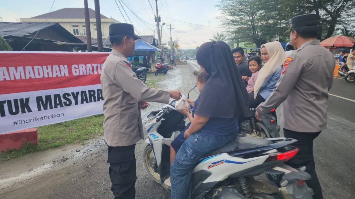 Hari Ke-4 Ramadhan, Polsek Besitang Berbagi Takjil, Kapolres Langkat Apresiasi Kepedulian Polri.