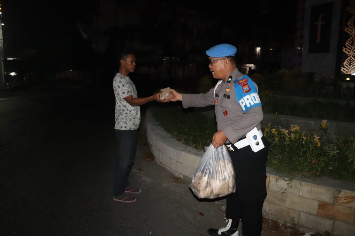 Hari ke-7 Ramadhan, Sahur On The Road Serentak Seluruh Jajaran Polres Langkat Berbagi Nasi Sahur.