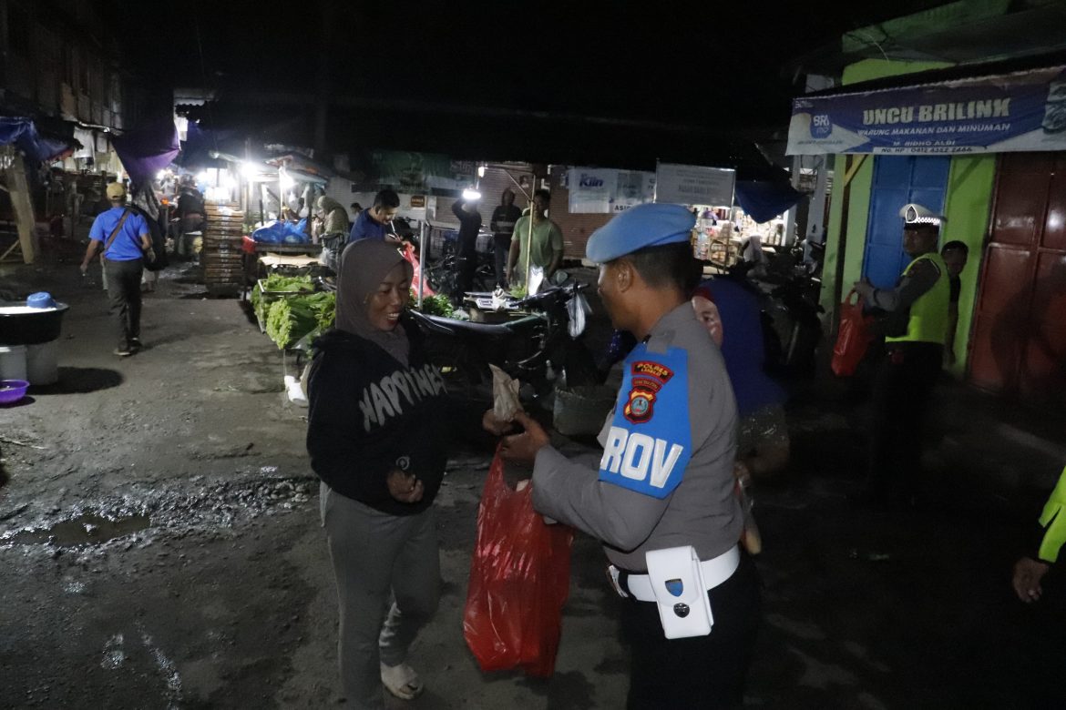 Semangat Ramadhan, Polres Langkat Bersama Jajaran Bagikan 100 Nasi Sahur
