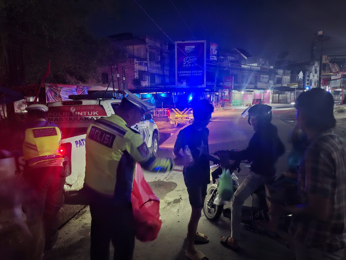 Ramadhan Penuh Berkah, Polres Langkat Gelar Sahur On The Road dan Safari Shalat Subuh.