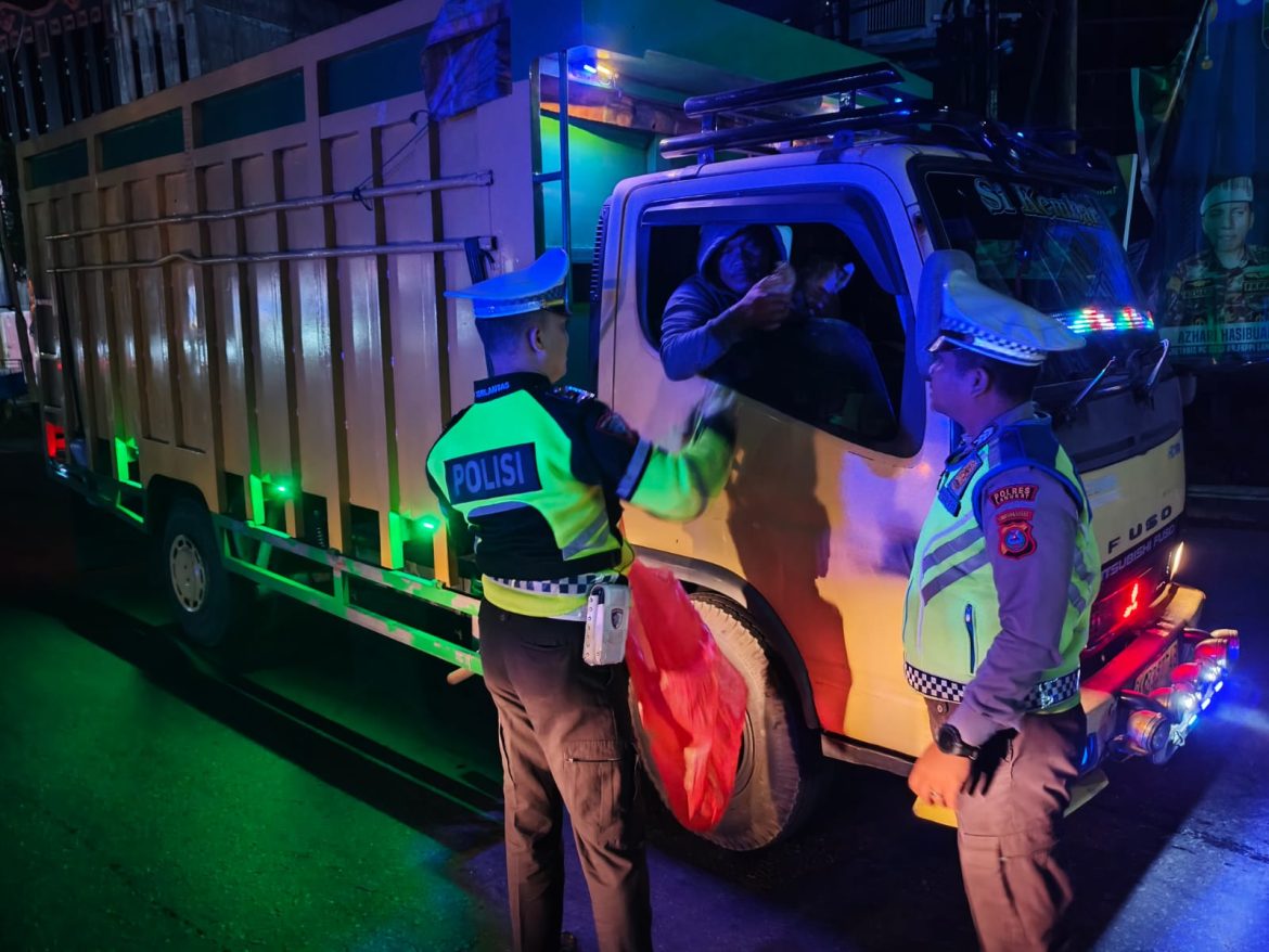 Sahur On The Road Berlanjut di Hari ke-15, Polres Langkat Hadir untuk Warga