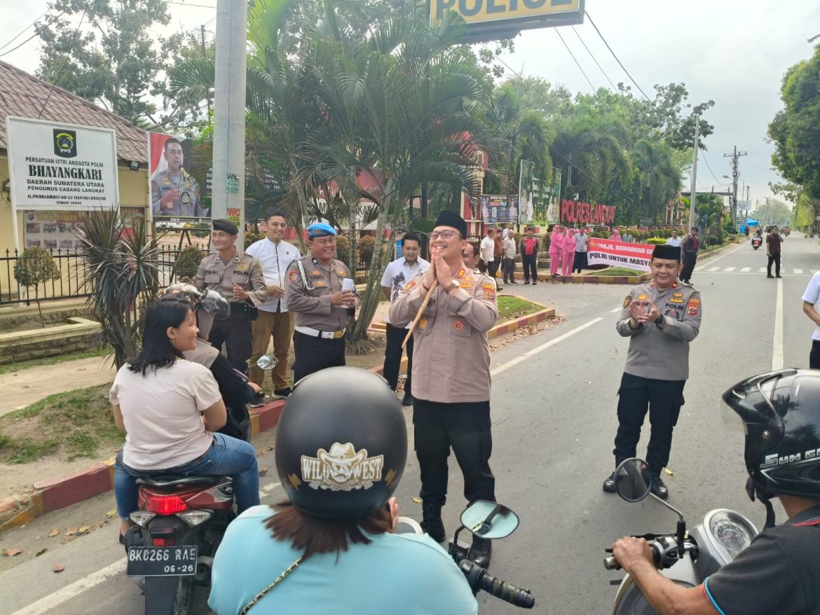 Kapolres Langkat Turun Langsung Patroli Dialogis dan Strong Point Sore, Pastikan Lalu Lintas Kondusif Jelang Berbuka.