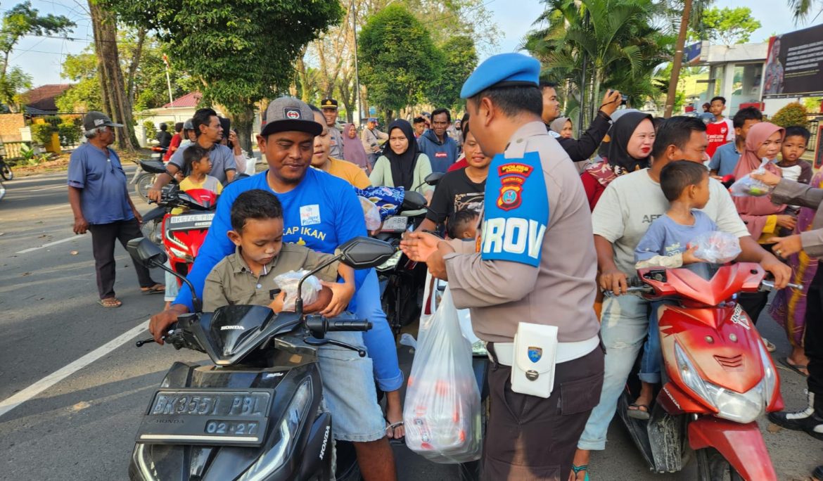 Polres Langkat Berbagi di Bulan Suci, 200 Takjil Dibagikan kepada Masyarakat.