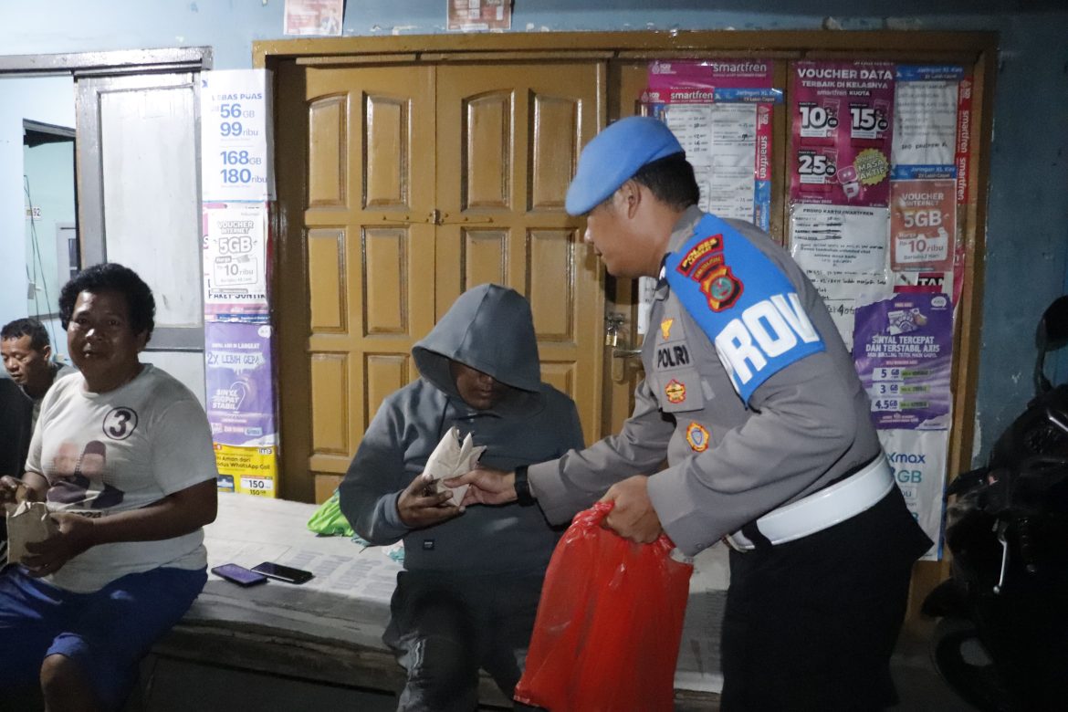 Sambut Fajar Ramadhan, Polres Langkat Berbagi Nasi Sahur untuk Masyarakat Stabat.