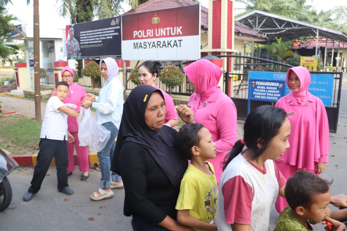 Polres Langkat dan Bhayangkari Berbagi Takjil di Hari ke-16 Ramadhan, Wujud Kepedulian kepada Masyarakat.