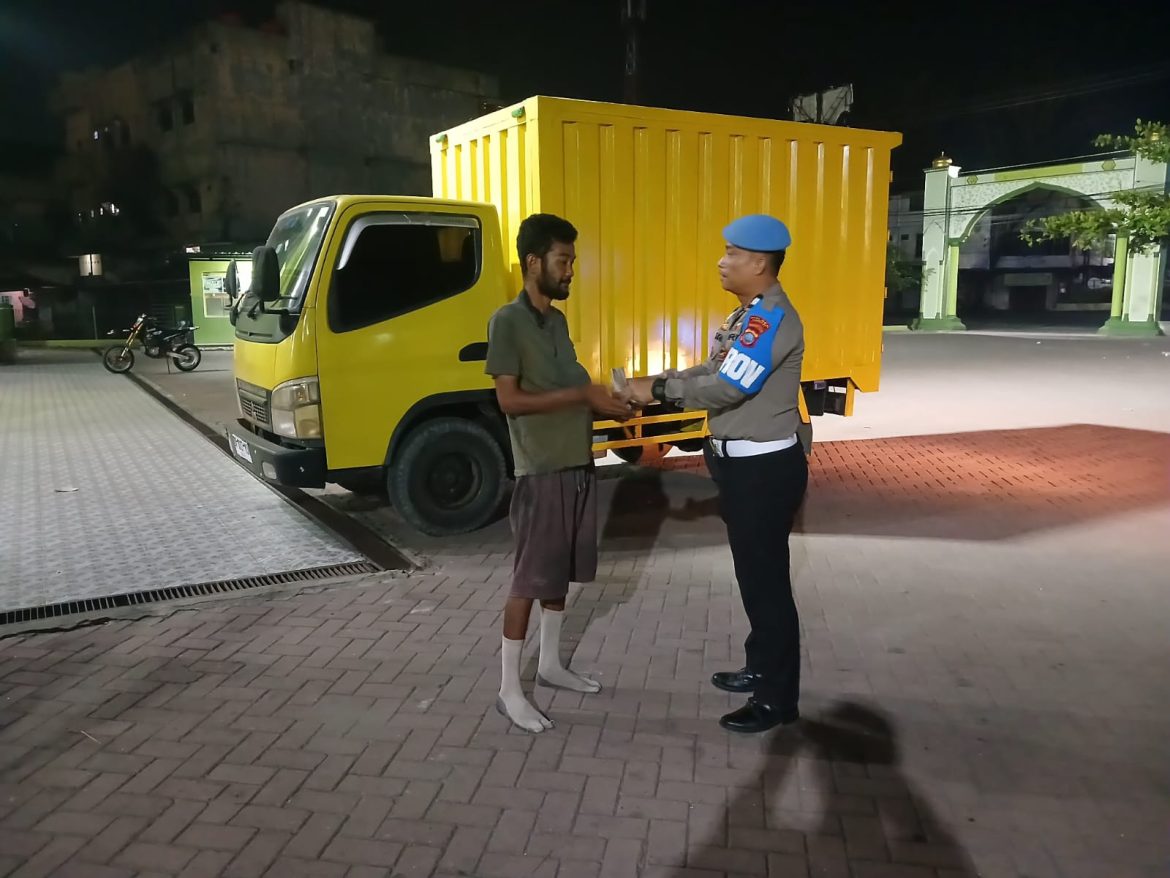 Isi Ramadhan dengan Kepedulian, Polres Langkat Bagikan Nasi Sahur kepada Masyarakat.