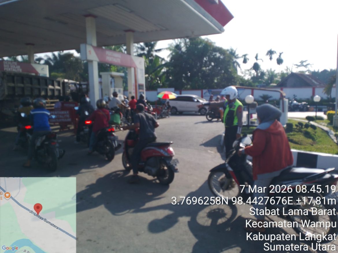 Satlantas Polres Langkat Laksanakan Pengaturan Lalu Lintas dan Pengawasan di SPBU.