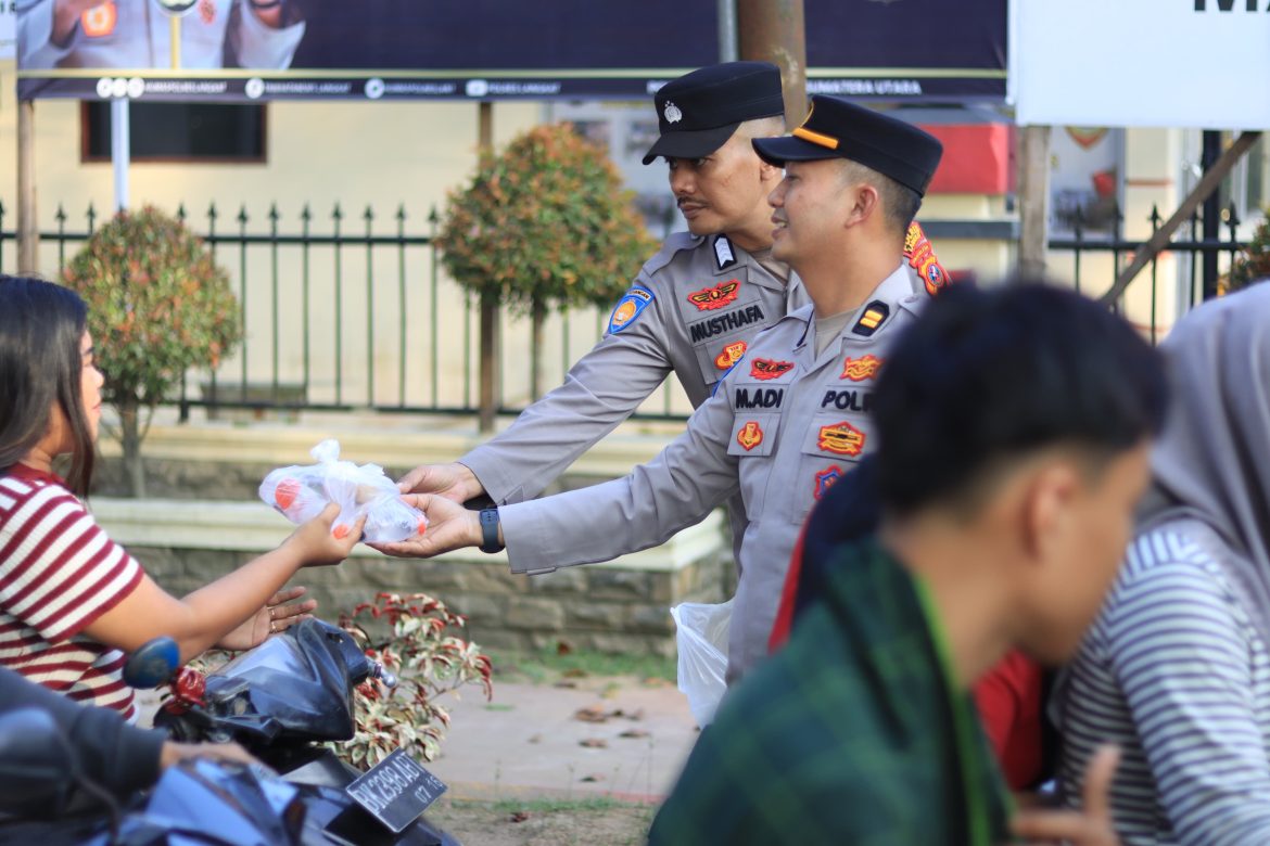 Hari Ke-17 Ramadhan, Polres Langkat Berbagi Takjil Untuk Masyarakat.