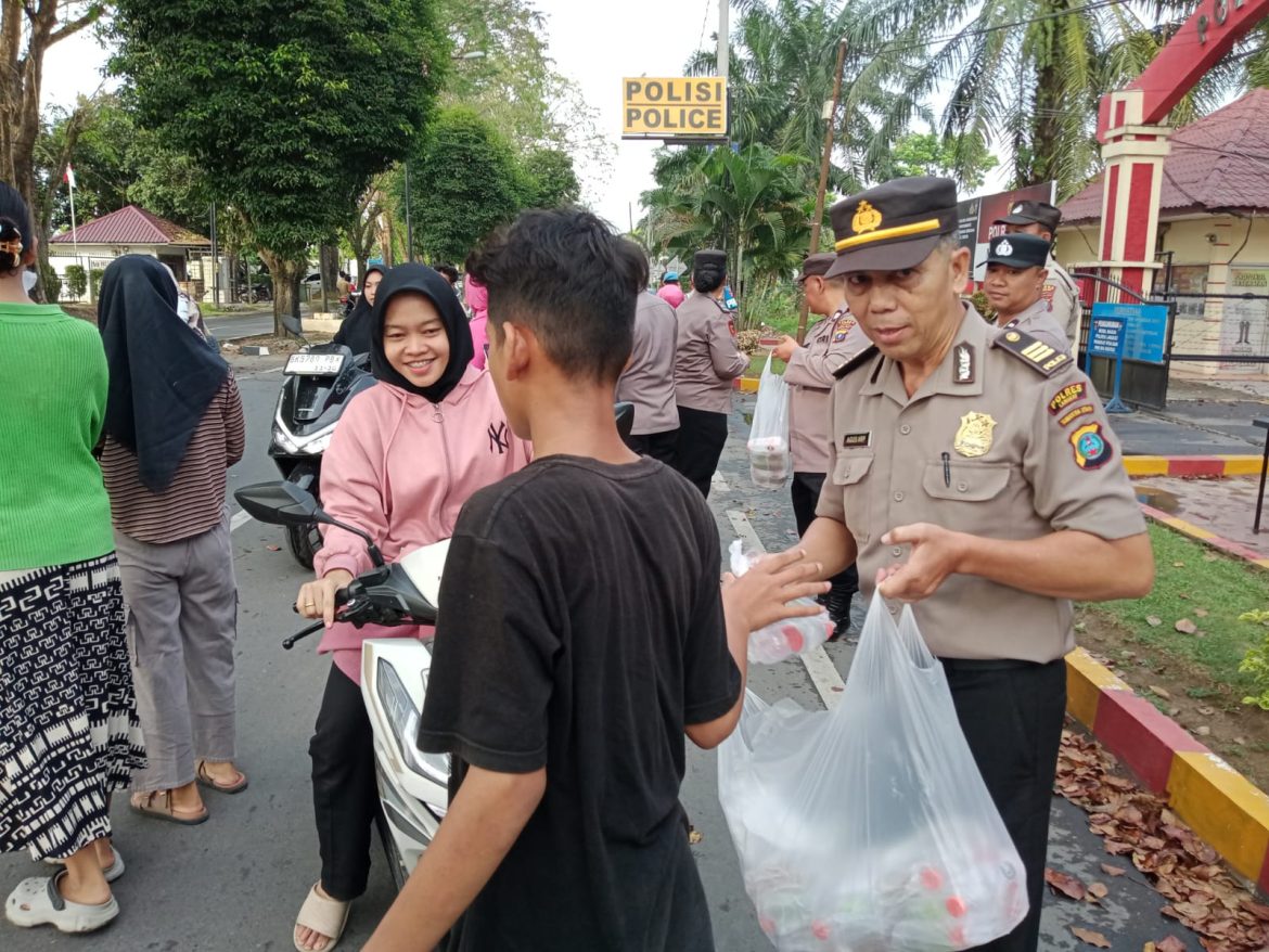 Hari Ke-19 Ramadhan, Polres Langkat Berbagi 200 Takjil untuk Masyarakat.
