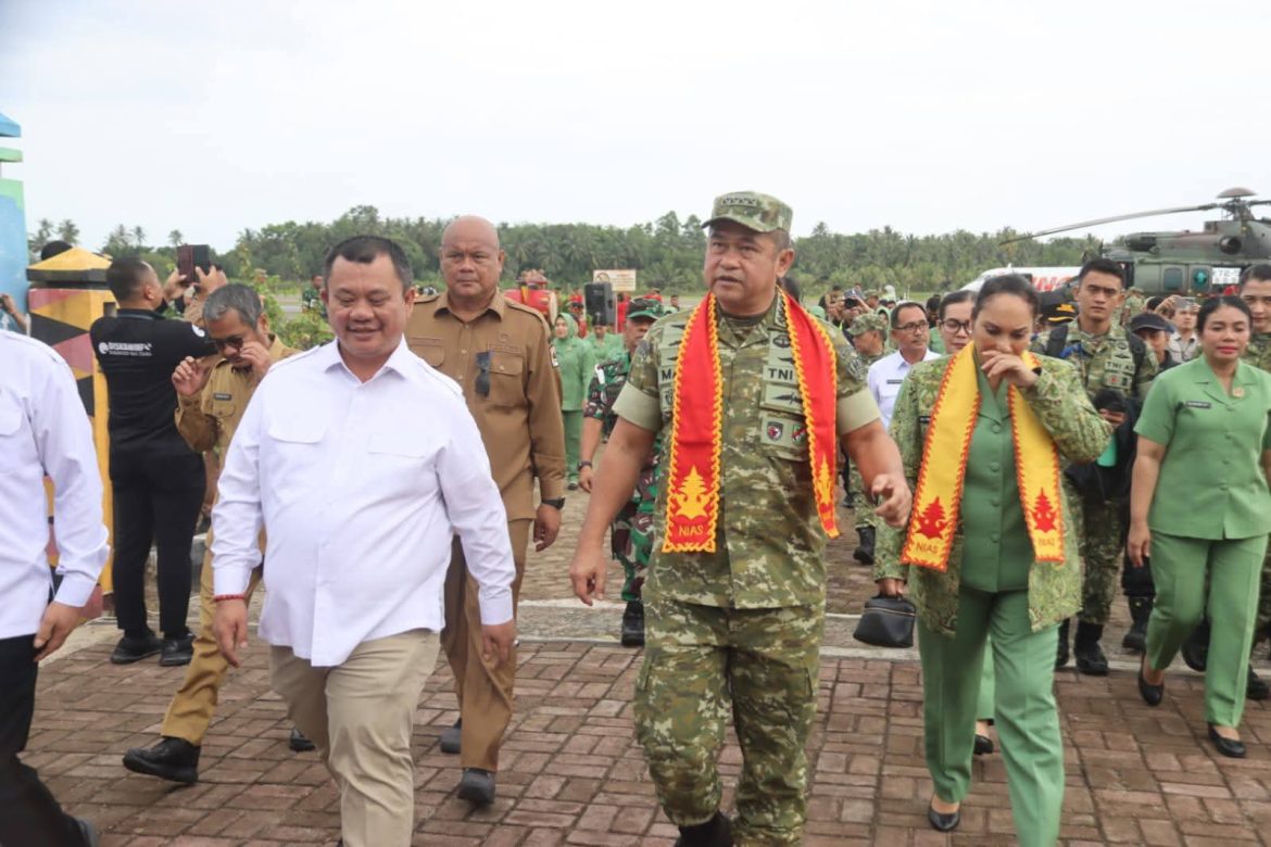 Kunjungan Kerja KASAD di Kepulauan Nias, Bupati Nias Utara Turut Menyambut