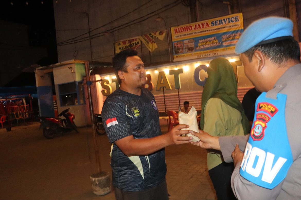 Polres Langkat Gelar Sahur On The Road Hari ke-22 Ramadhan, Bagikan Nasi Sahur Kepada Masyarakat.