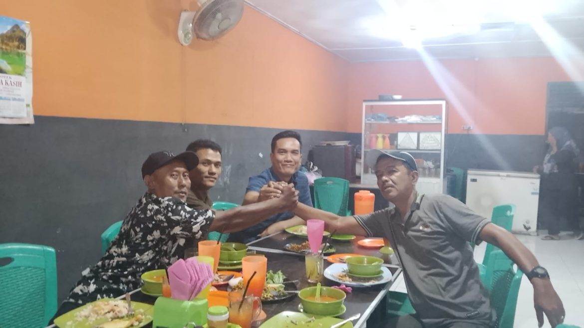 BERBUKA BERSAMA BARENG KANIT SAMAPTA IPDA BRIMEN SIHOTANG, AWAK MEDIA NIKMATI KELEZATAN MASAKAN TOMYAM WARUNG ZAHRA