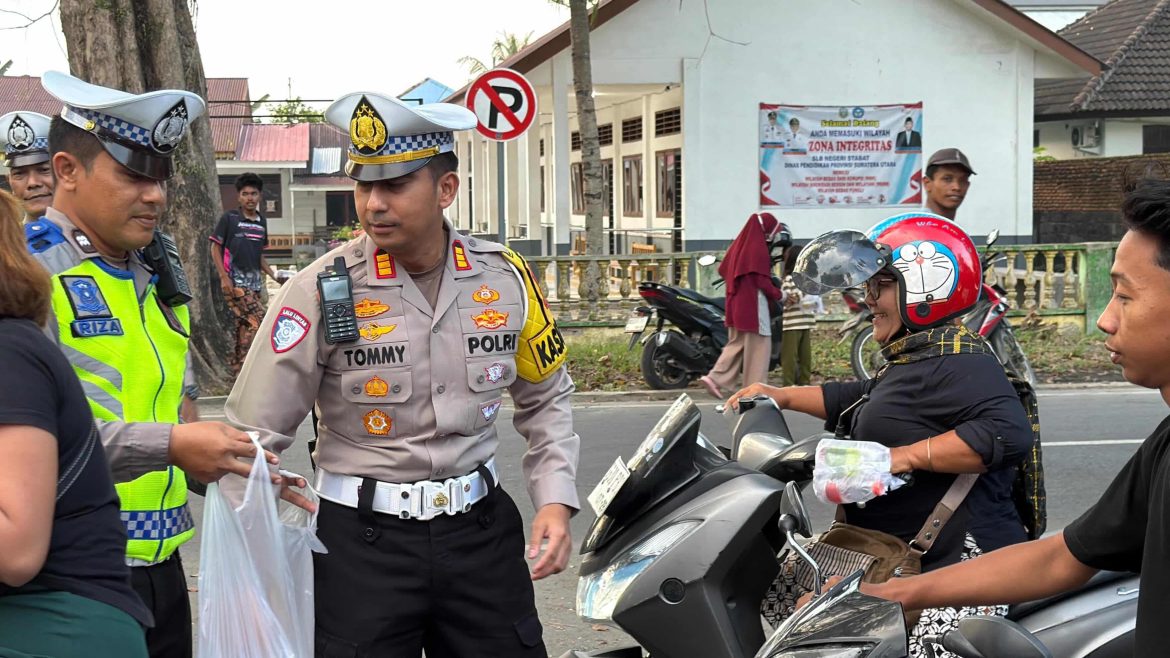 Polres Langkat Berbagi Takjil di Hari ke-22 Ramadhan, Wujud Kepedulian kepada Masyarakat.