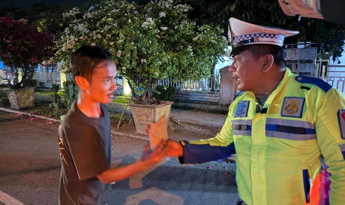 Humanis di Bulan Ramadhan, Polres Langkat Bagikan 100 Paket Nasi Sahur kepada Warga.