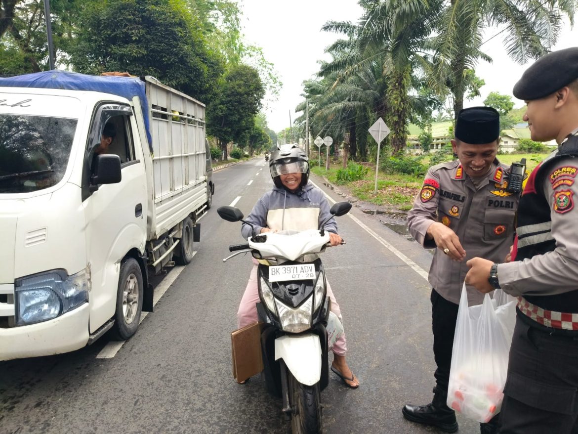 Polres Langkat Berbagi Takjil di Hari ke-24 Ramadhan.