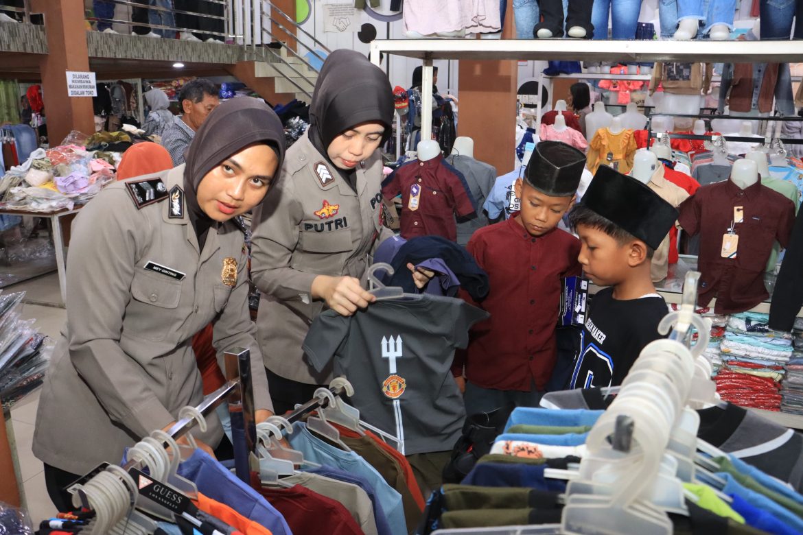 Polres Langkat Ajak 40 Anak Yatim Belanja Baju Lebaran, Wujud Kepedulian di Bulan Ramadhan.