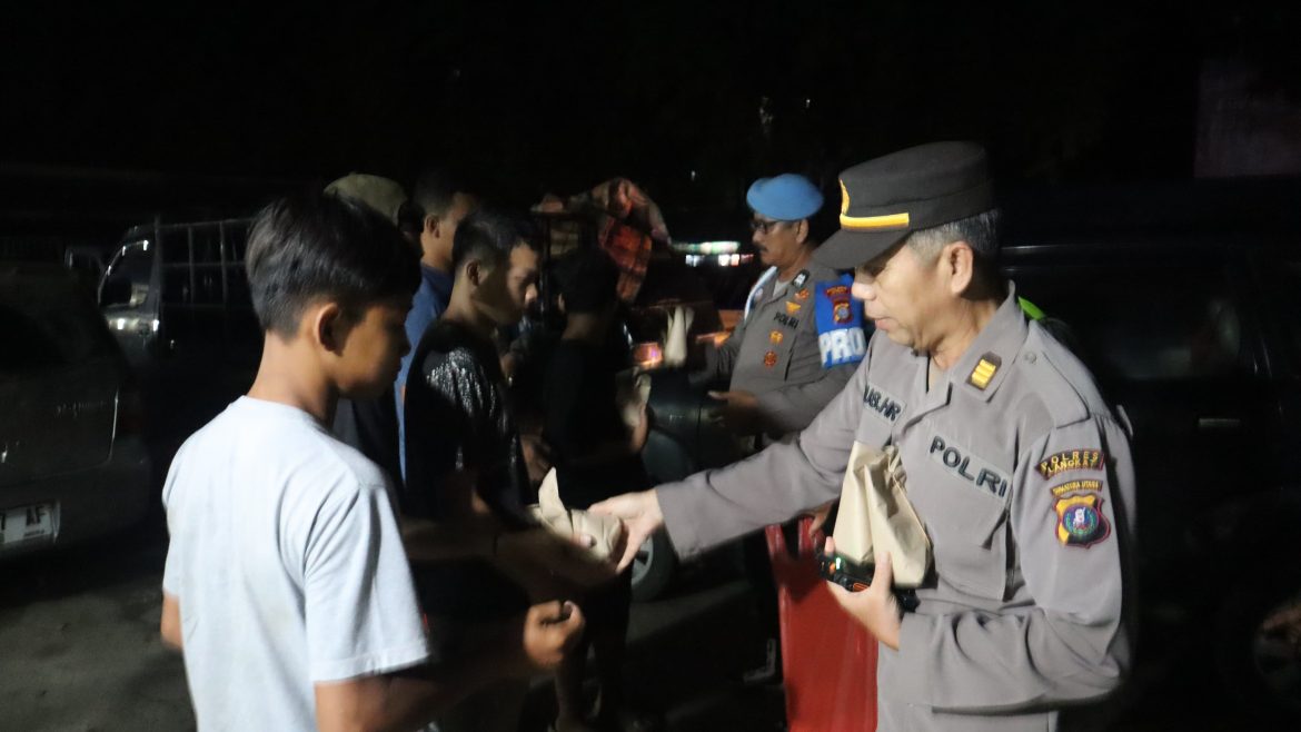 Polres Langkat Berbagi Nasi Sahur di Hari ke-25 Ramadhan, Wujud Kepedulian kepada Masyarakat.