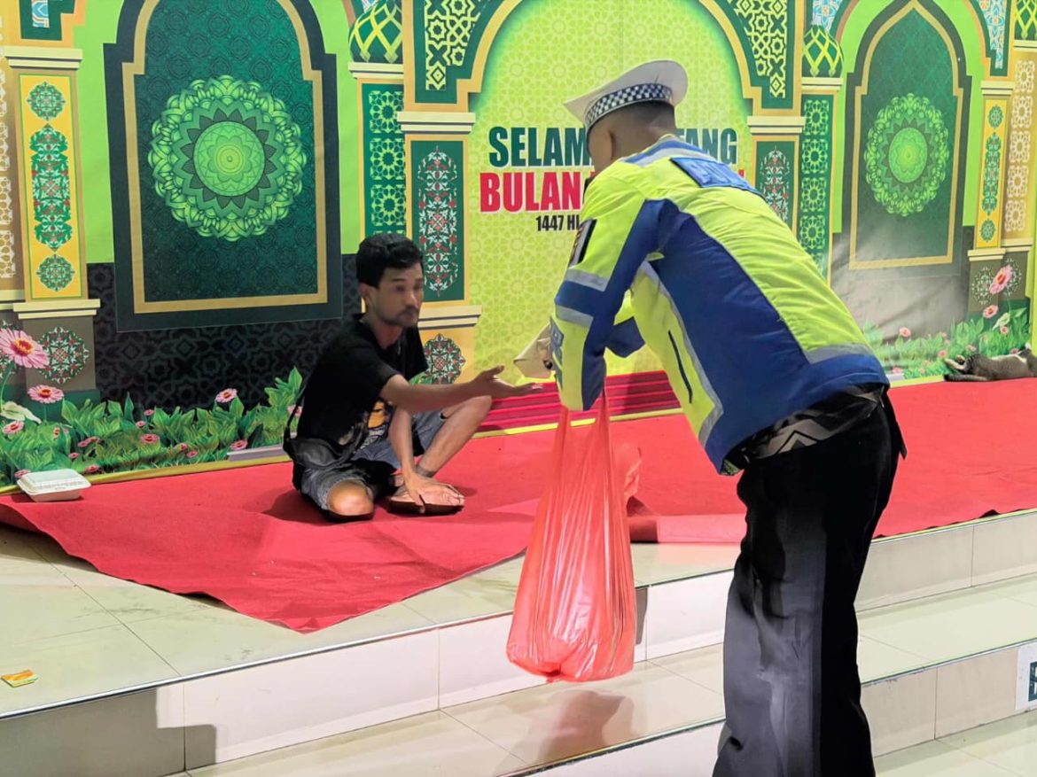 Polres Langkat Berbagi Nasi Sahur di Hari ke-27 Ramadhan, Wujud Kepedulian untuk Masyarakat.