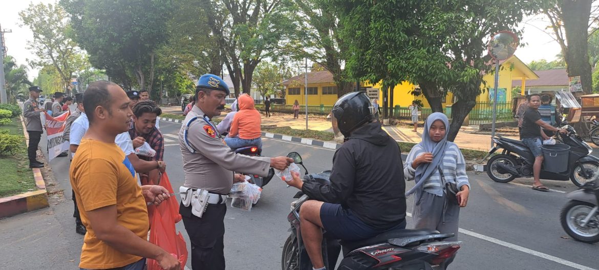 Hari ke-28 Ramadhan, Polres Langkat Kembali Berbagi Takjil untuk Masyarakat.