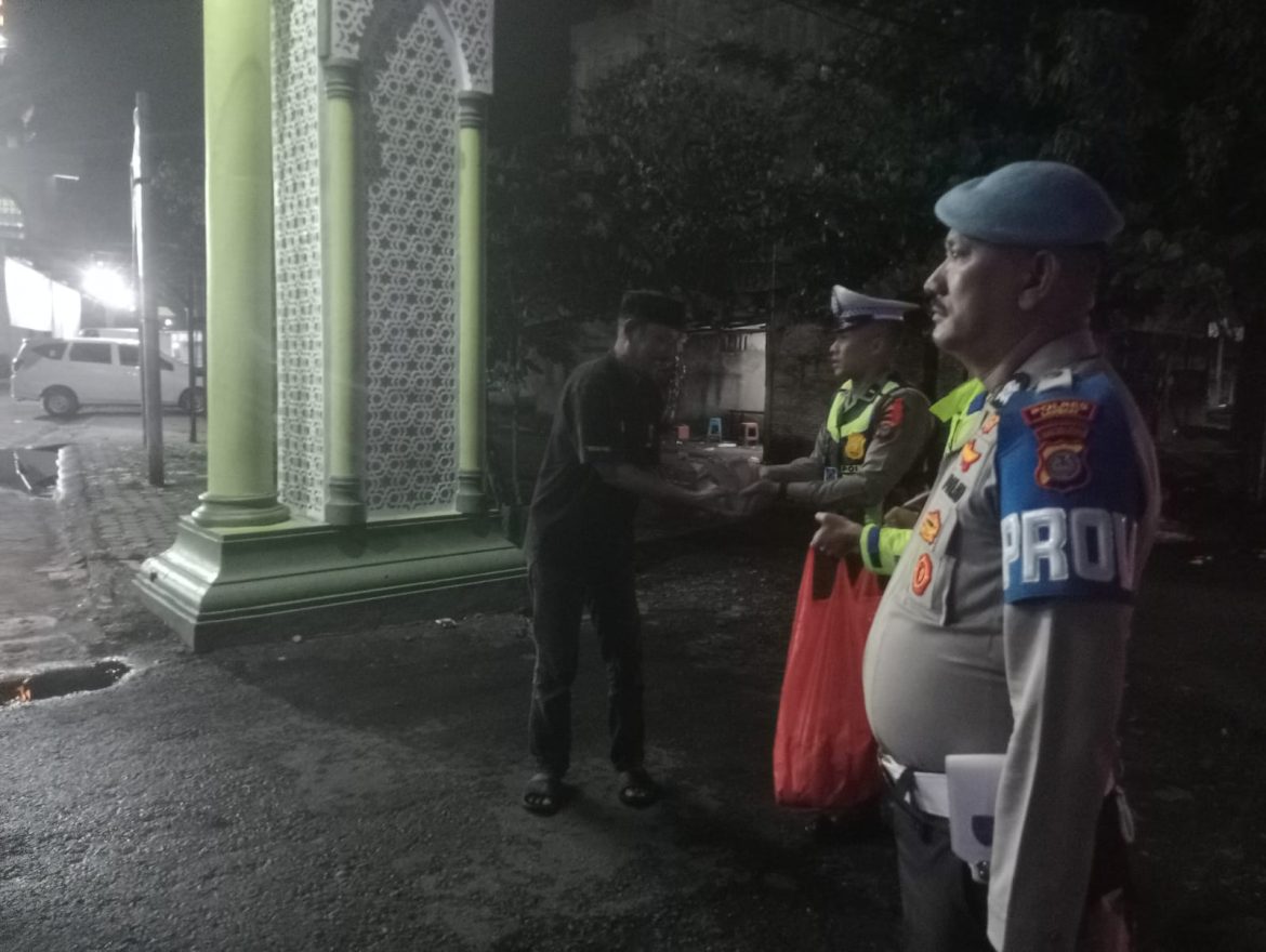 Polres Langkat Gelar Sahur On The Road Hari ke-29, Bagikan Nasi Sahur untuk Masyarakat