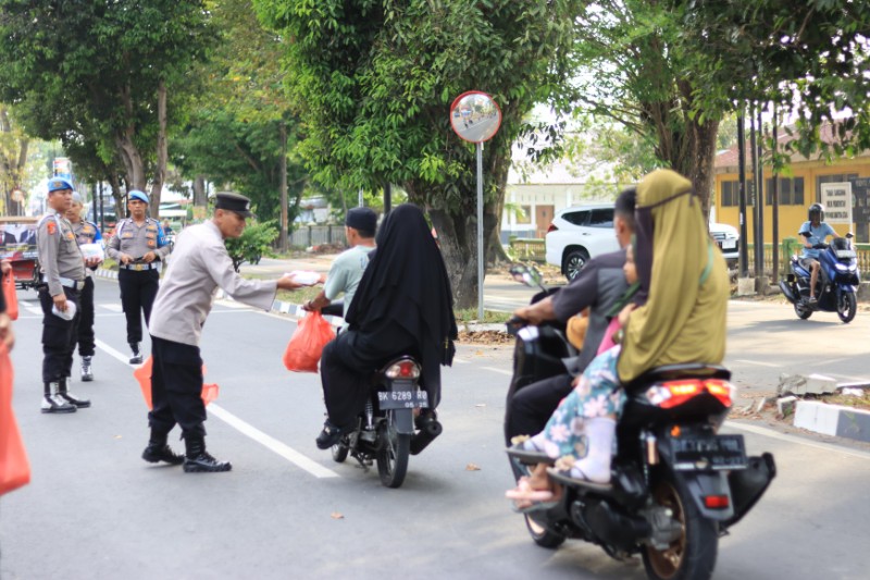 Polres Langkat Berbagi Takjil Hari ke-29 Ramadhan, Wujud Kepedulian dan Kedekatan dengan Masyarakat.