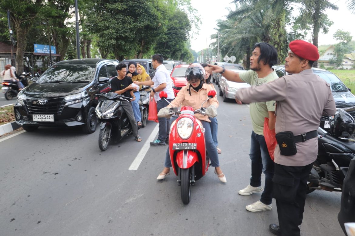 Hari ke-30 Ramadhan, Polres Langkat Berbagi Takjil, Wujud Kepedulian kepada Masyarakat.