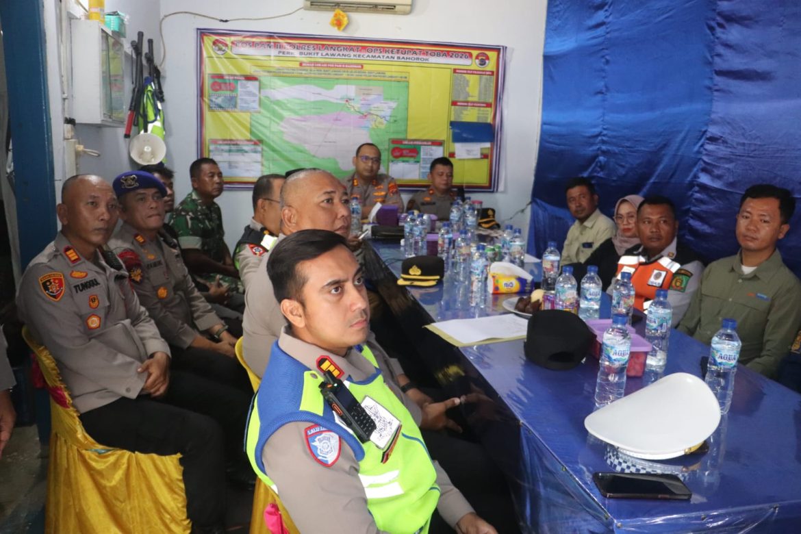 Polres Langkat Ikuti Zoom Meeting Kapolri dan Sambangi Wisatawan di Bukit Lawang
