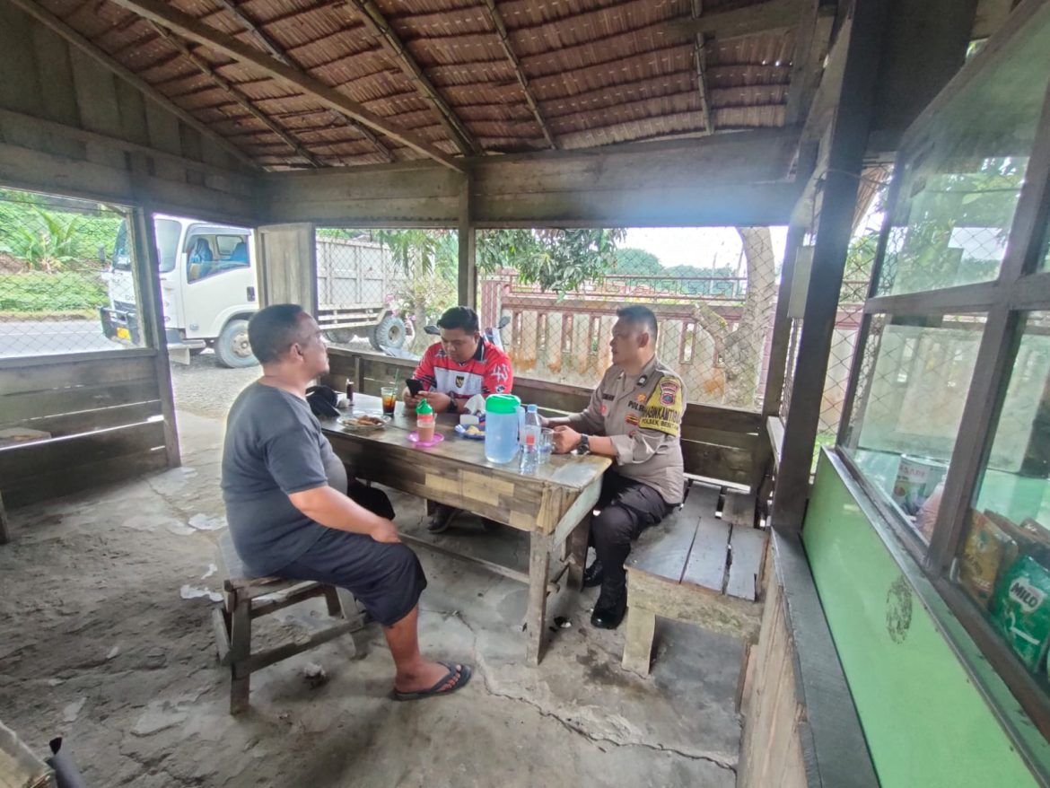 Bhabinkamtibmas Polsek Besitang Sambangi Warga Desa Halaban, Sampaikan Pesan Kamtibmas dan Bahaya Narkoba.