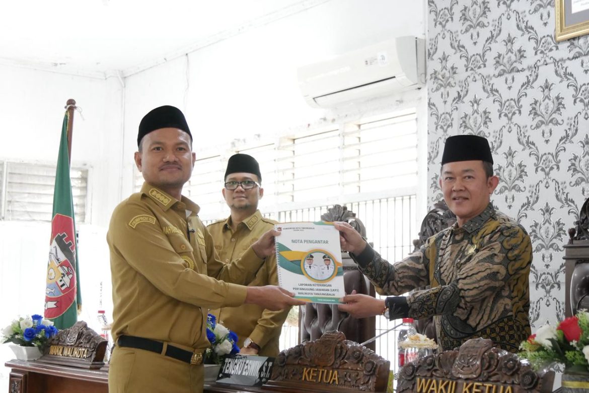 Mahyaruddin Salim Menyampaikan Nota Pengantar LKPJ Wali Kota Tahun 2025