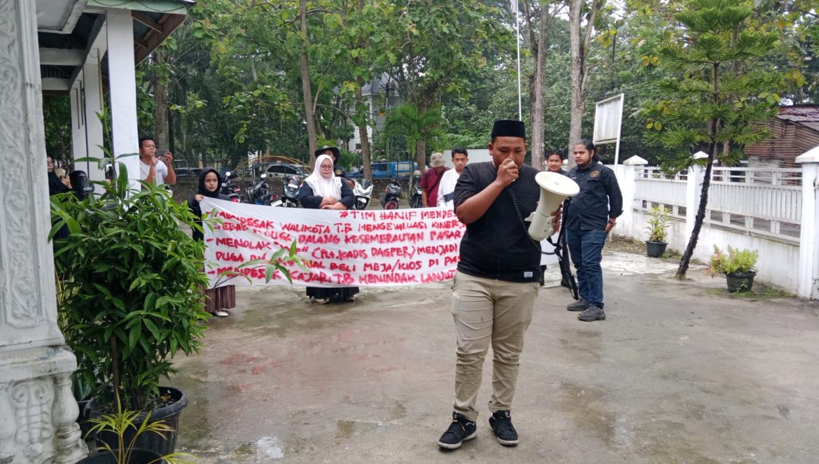 Tim Hanif Geruduk Kantor Disdagper Tolak Plt Jadi Definitif, Hujan Tak Menjadi Hambatan