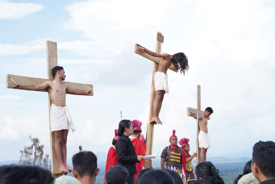 Refleksi Jumat Agung, Bupati Taput Dr. Jonius Taripar Parsaoran Hutabarat Hadiri Visualisasi Jalan Salib di Siatas Barita