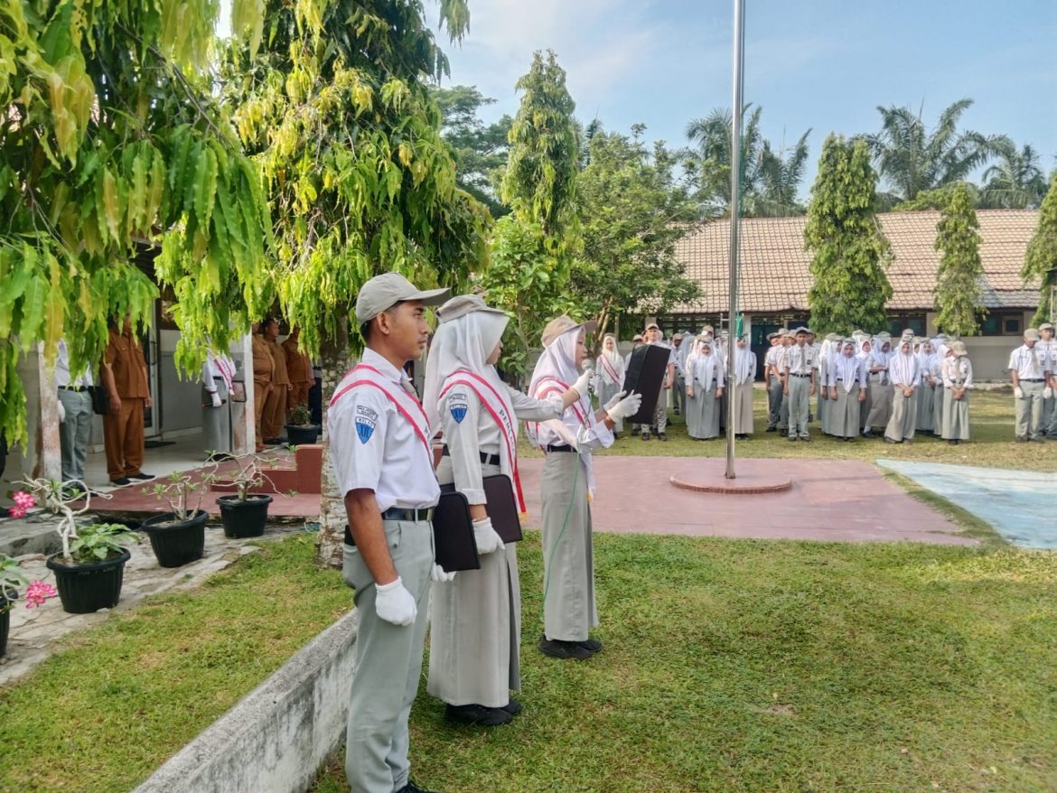 Kasat Binmas Polres Langkat Jadi Pembina Upacara, Sampaikan Pesan Kamtibmas kepada Pelajar.