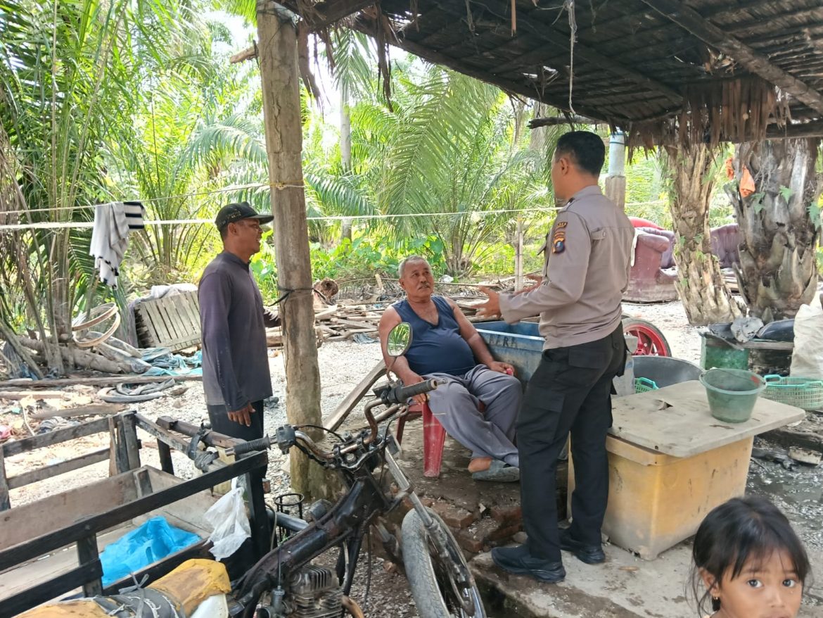Bhabinkamtibmas Polsek Tanjung Pura Aktif Sambangi Warga, Sampaikan Imbauan Kamtibmas dan Bahaya Narkoba.