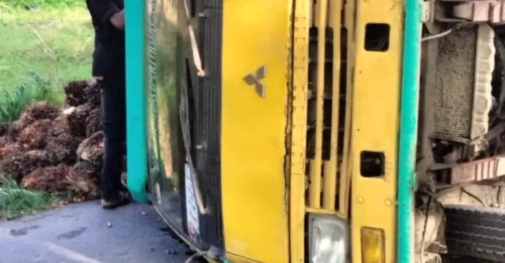 Anggota Polsek Secanggang Atur Lalulintas Jalan Secanggang Akibat Truk Pengangkut Buah Kelapa Sawit Terbalik.