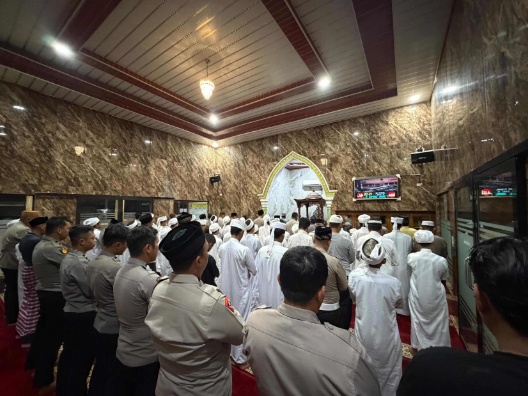 Polres Langkat Gelar Sholat Maghrib, Isya dan Tasbih Bersama dengan Santri dan Anak Yatim.
