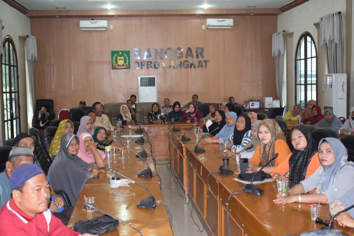 Harapkan Bantuan Banjir, Warga Securai Utara Audiensi ke DPRD Langkat.