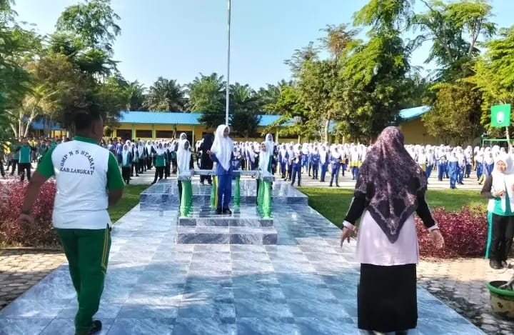 SMPN 1 Secanggang Gelar Senam Pagi Rutin Sebelum Kegiatan Belajar Mengajar.